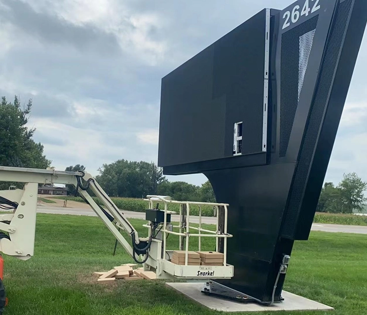 facade-stadium-led-screen-plaza
